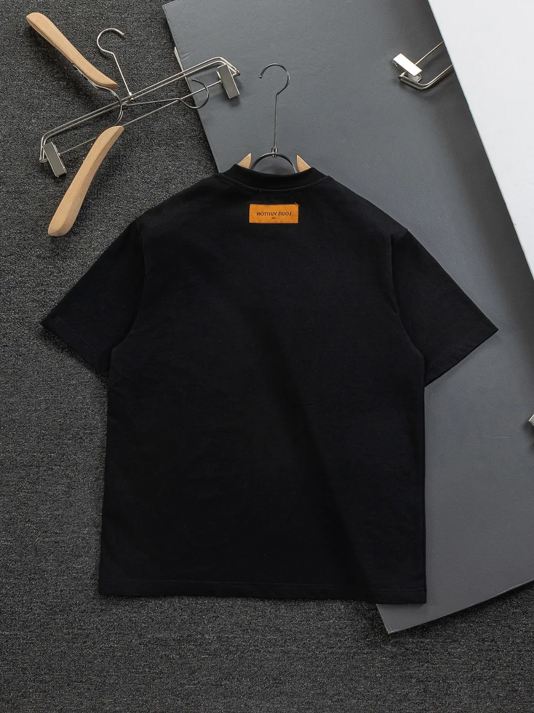 🅿️190 Louis Vuitton 1V LV lv slightly wide version S-XL LV 26ss new products are available at counters simultaneously. Multiple craftsmanship. Gold thread jacquard checkerboard letters on the chest🪡 embroidery. Round neck short-sleeved T-shirt, same style for men and women! Consigned to one-to-one creation. Synchronized with the official website, pure cotton fabrics at the counter! It is close to the skin and comfortable, durable and easy to wear. It has a classic and simple logo design and meticulous original craftsmanship. Short-sleeves, a must-have item for men, do not appear to be the same for the general public, but must be unique and eye-catching. This LV short-sleeve is all about quality, comfort, the same shape and fashion as always, including fabrics and cutting techniques. All of them have been made with great effort! 320 grams of washed pure cotton fabric, pure cotton is breathable, very refreshing and comfortable for daily wear. The rib knitting on the neckline is smooth and tight, and the neckline will not be skewed if you toss it at will. The loose version, you will find that it looks really good on the upper body. The overall is minimalist and neat, super versatile for daily use! Pair it casually with a pair of pants for a youthful look. A T-shirt will make your outfit crazy. It is a fashionable item that can never go wrong! Color: Black White Size: S-XL Size chart: S: Shoulder width 50-Bust 56-Length 70 M: Shoulder width 52-Bust 57-Length 72 L: Shoulder width 54-Bust 59-Length 74 XL: Shoulder width 56-Bust 62-Length 76